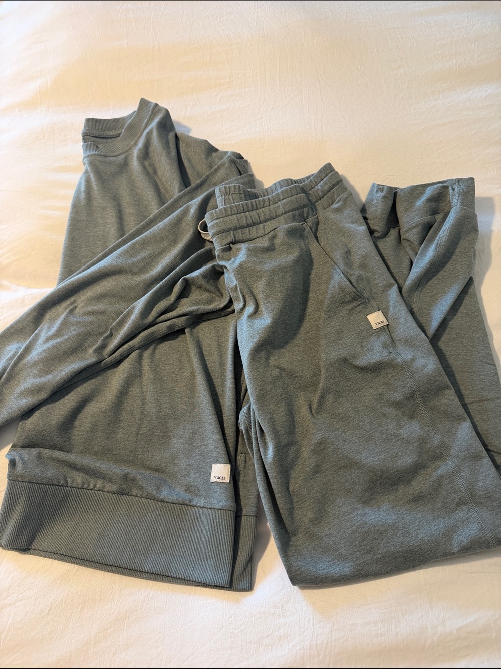 Vuori crew neck & joggers set